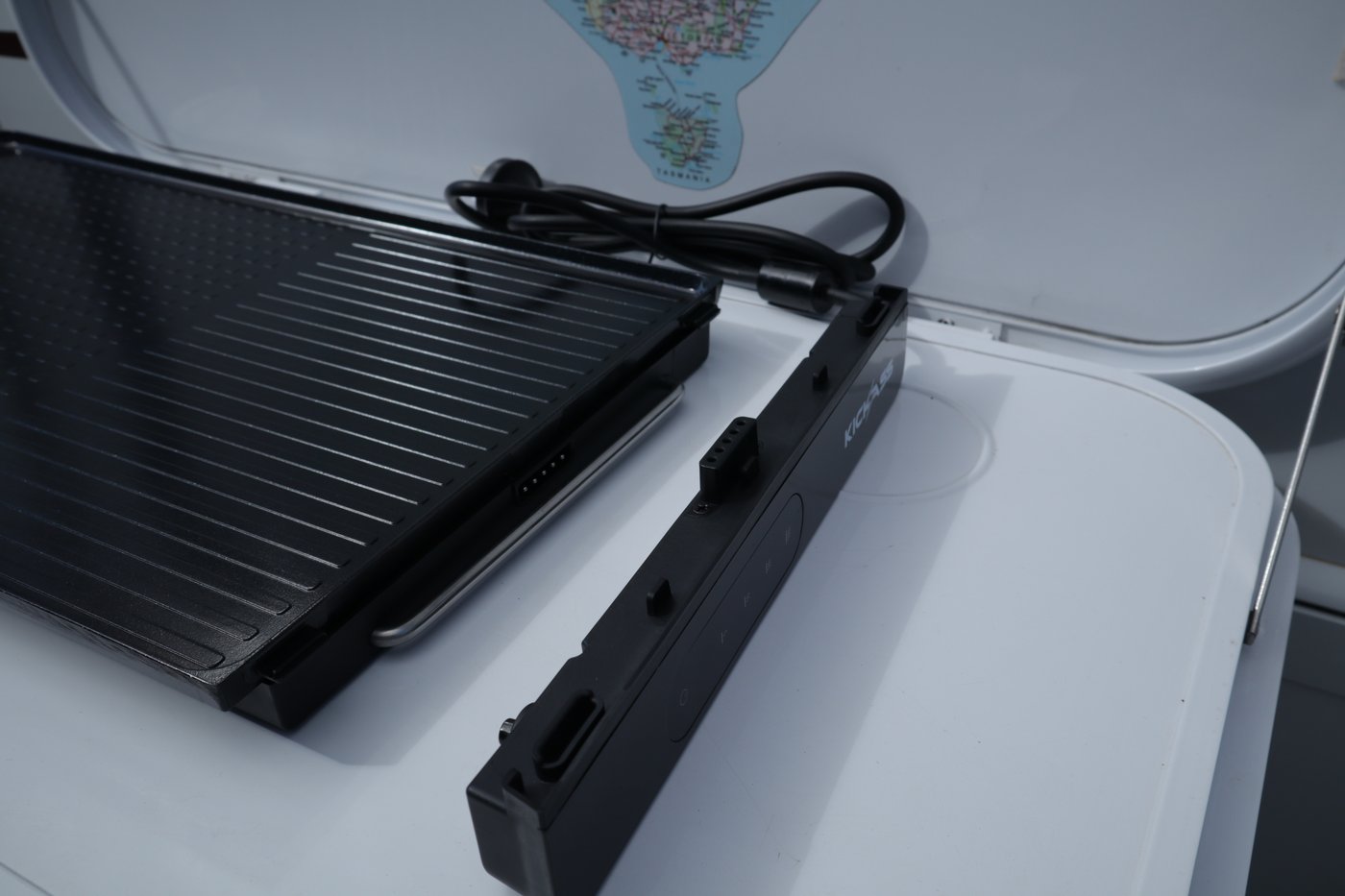 Close-up of the connector between the plate and control unit