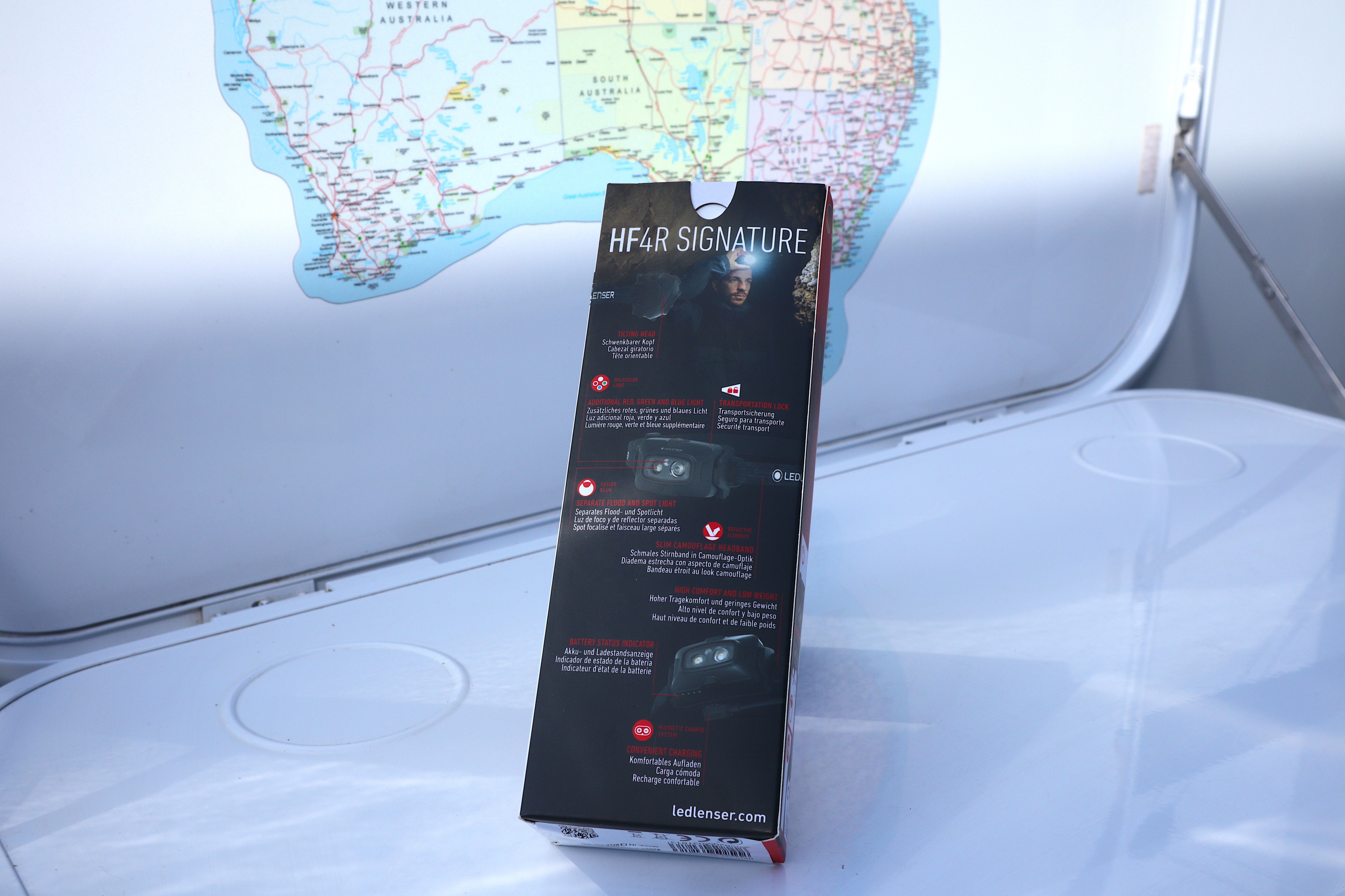 Side panel of the box listing the tilting head, multicolor light, transportation lock and battery indicator features