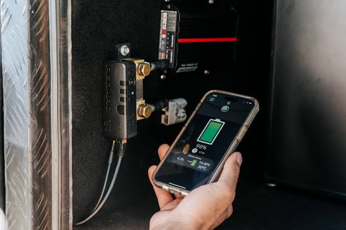 Shunt installed in a battery compartment, paired with the phone app